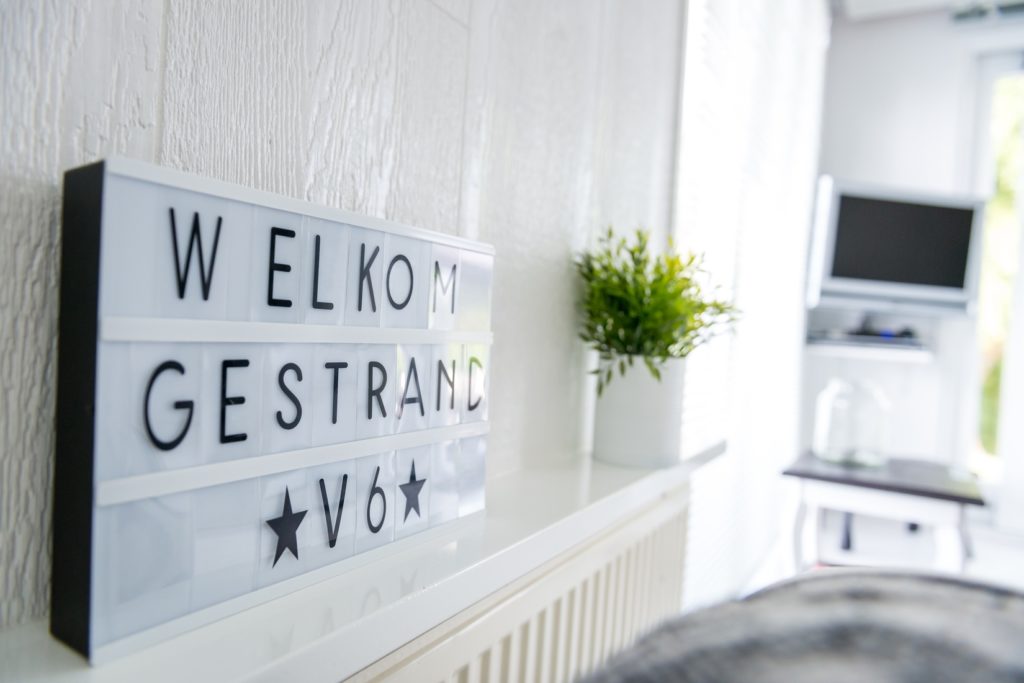 chalet-gestrand-interieur-sfeerbeeld-welkom-v6-bord