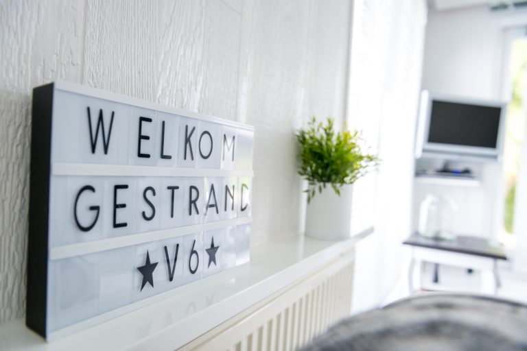 chalet-gestrand-interieur-sfeerbeeld-welkom-v6-bord