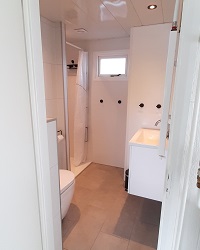 Moderne nieuwe badkamer chalet Gestrand