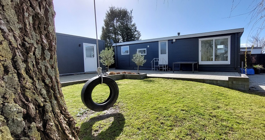 chalet-v6-gestrand-aanzicht-tuin-boomschommel
