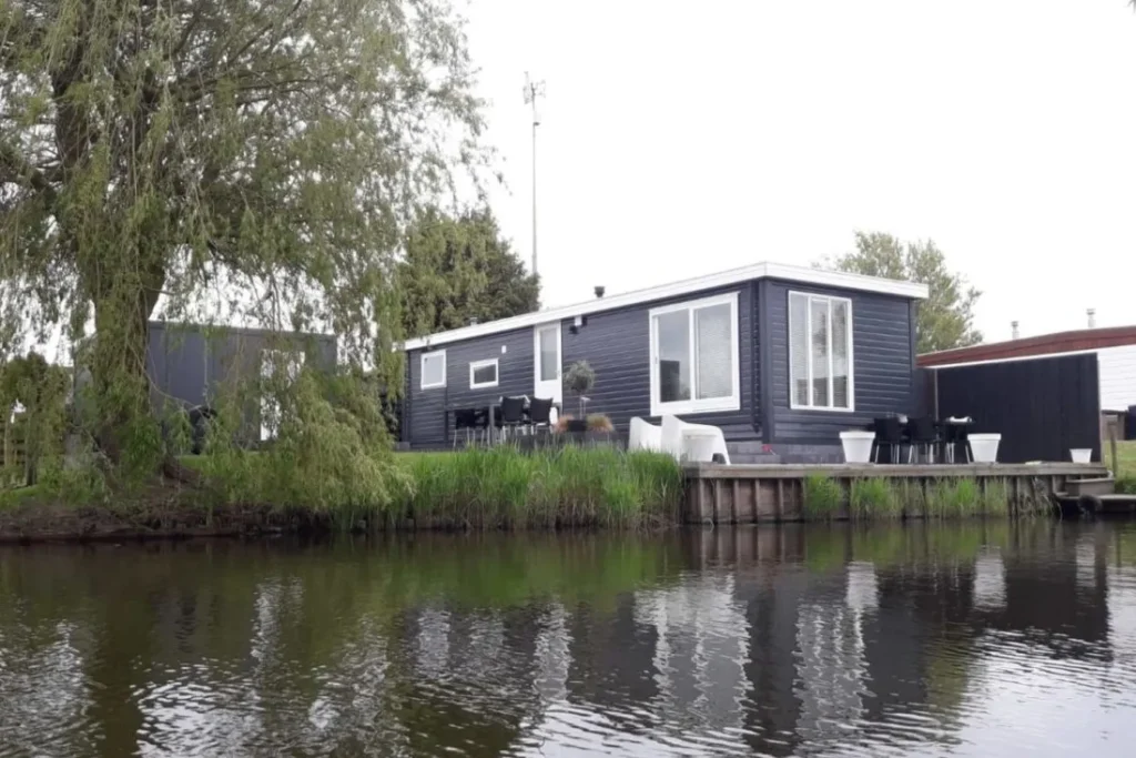 Uitzicht vanaf het terras op het water - vakantiehuis Gestrand in Makkum